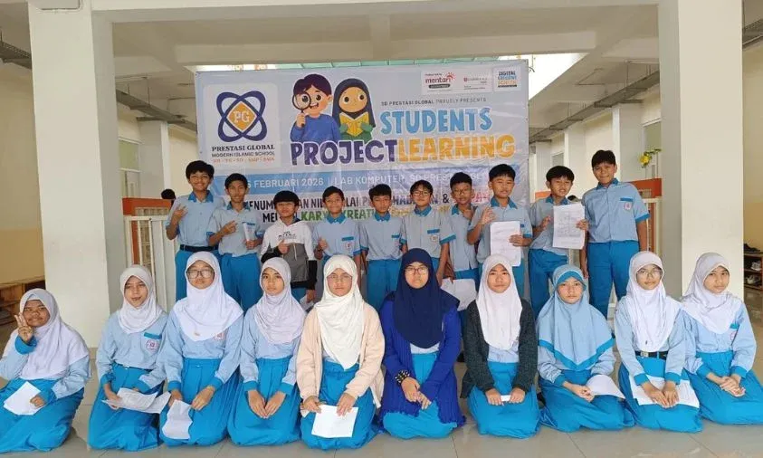 Penyerahan Buku Komik Karya 99 Siswa Kelas 6 dengan Beragam Judul dan Cerita