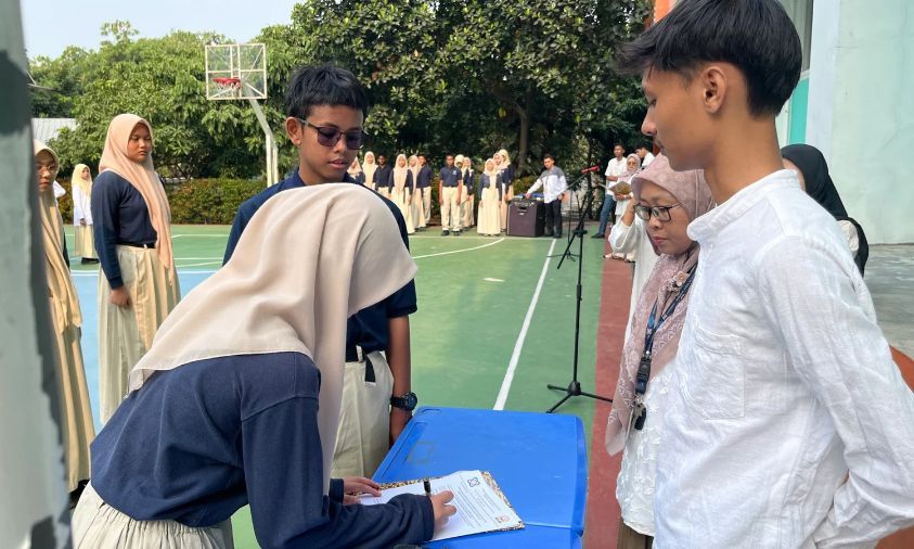 Gelar Sertijab Pengurus OSIS Periode 2026/2027 Berlangsung Khidmat dan Mengharukan