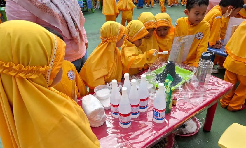 Sains Fair Ajak Anak Jadi Inovator Cilik Lewat Eksperimen Seru dan Proyek Kreatif